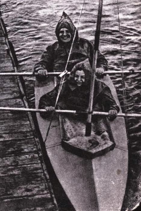 Wańkowicz z córką na jeziorze Pupskim (Spychowskim) podczas wyprawy na Mazury w 1935r.